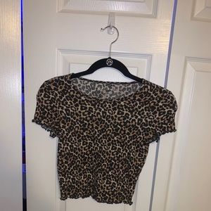 Cropped American eagle leopard print shirt